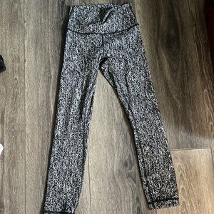 Lululemon black and white patterned leggings size 0